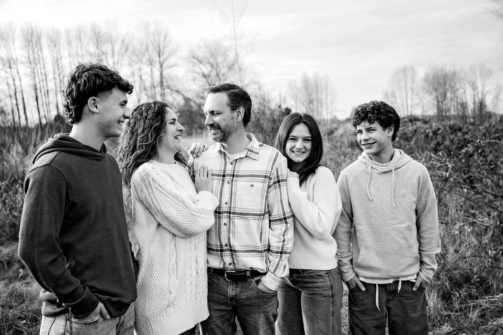 Outdoor-family-photos-mom-dad-sister-brothers-dog-open-field