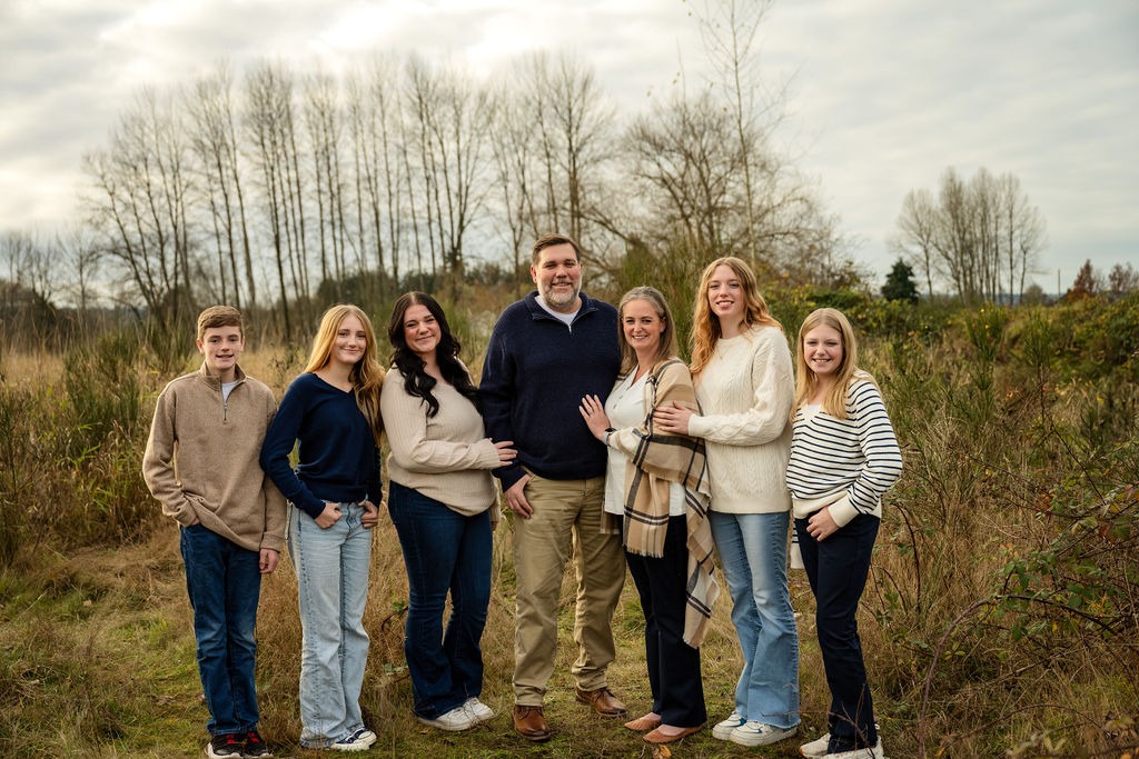 Open-field-family-5-kids-mom-dad-siblings-funny-fall-November