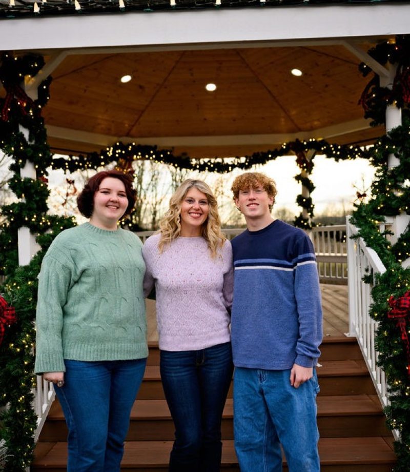 Outdoor-family-mom-son-daughter-pictures-cabana-christmas
