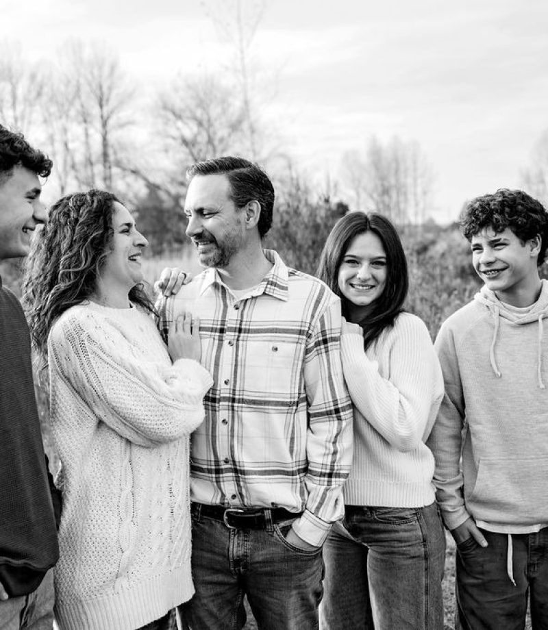 Outdoor-family-photos-mom-dad-sister-brothers-dog-open-field