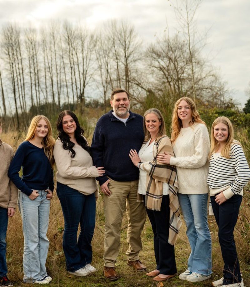 Open-field-family-5-kids-mom-dad-siblings-funny-fall-November