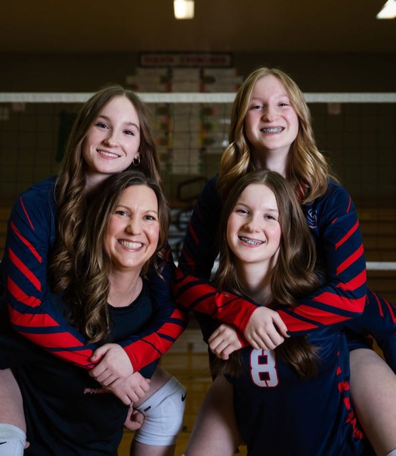 girls-volleyball-team-pictures-in-a-gym